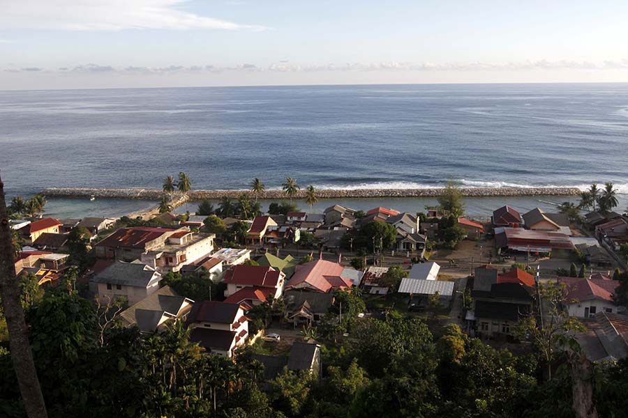 Provinsi Aceh, yang dikenal dengan kekayaan alam dan budayanya, kembali menarik perhatian publik setelah Gubernur Nova Iriansyah menunjukkan dukungannya terhadap usulan Kabupaten Aceh Selatan. Di tengah berbagai tantangan yang dihadapi daerah ini, dukungan dari pemimpin provinsi menjadi sangat penting dalam mendorong pembangunan dan kesejahteraan masyarakat. Artikel ini akan membahas berbagai aspek dari dukungan Gubernur Nova, termasuk latar belakang usulan, dampak terhadap masyarakat, tantangan yang dihadapi, serta langkah-langkah yang diambil untuk mewujudkan usulan tersebut. 1. Latar Belakang Usulan Kabupaten Aceh Selatan Usulan untuk pengembangan Kabupaten Aceh Selatan bukanlah sebuah isu baru. Sejak beberapa tahun terakhir, berbagai kelompok masyarakat, tokoh adat, dan pemimpin lokal telah mengajukan permohonan untuk meningkatkan status dan perhatian terhadap daerah ini. Kabupaten Aceh Selatan, yang terletak di bagian selatan Provinsi Aceh, memiliki potensi besar dalam hal sumber daya alam, pariwisata, dan budaya. Namun, selama ini, daerah ini sering kali terabaikan dalam hal perhatian pembangunan dan anggaran dari pemerintah provinsi. Dukungan Gubernur Nova Iriansyah menjadi titik balik yang signifikan dalam usulan ini. Dalam berbagai kesempatan, Gubernur Nova menegaskan pentingnya Aceh Selatan untuk mendapatkan perhatian yang lebih besar, mengingat potensi dan kontribusinya terhadap ekonomi daerah. Salah satu alasan utama di balik usulan ini adalah kebutuhan untuk meningkatkan infrastruktur, pendidikan, dan kesehatan di Aceh Selatan. Dengan infrastruktur yang lebih baik, diharapkan mobilitas barang dan orang dapat meningkat, sehingga mempercepat pertumbuhan ekonomi. Selain itu, Gubernur Nova juga menyoroti pentingnya kearifan lokal dalam pengembangan Aceh Selatan. Masyarakat di daerah ini memiliki tradisi dan budaya yang kaya, yang jika dikelola dengan baik, dapat menjadi daya tarik wisata yang signifikan. Oleh karena itu, dukungan terhadap usulan ini tidak hanya berkaitan dengan pembangunan fisik, tetapi juga pengembangan sosial dan budaya. 2. Dampak Terhadap Masyarakat Aceh Selatan Dukungan Gubernur Nova terhadap usulan Kabupaten Aceh Selatan diharapkan memberikan dampak positif yang signifikan bagi masyarakat setempat. Salah satu dampak utama yang diharapkan adalah peningkatan kesejahteraan masyarakat melalui penciptaan lapangan kerja dan peningkatan perekonomian lokal. Dengan adanya perhatian lebih dari pemerintah provinsi, diharapkan akan ada peningkatan alokasi anggaran untuk pembangunan infrastruktur, pendidikan, dan kesehatan di Aceh Selatan. Peningkatan infrastruktur, seperti jalan, jembatan, dan fasilitas publik lainnya, akan mempermudah akses masyarakat terhadap layanan dasar dan meningkatkan konektivitas antar desa dan kota. Hal ini akan berkontribusi pada pertumbuhan ekonomi lokal, mengingat Aceh Selatan memiliki potensi di sektor pertanian, perikanan, dan pariwisata. Dengan akses yang lebih baik, masyarakat dapat dengan mudah memasarkan produk mereka, sehingga meningkatkan pendapatan keluarga. Di bidang pendidikan, dukungan pemerintah provinsi sangat penting untuk memastikan bahwa anak-anak di Aceh Selatan mendapatkan akses pendidikan yang berkualitas. Dengan adanya program-program pendidikan yang lebih baik, diharapkan angka putus sekolah dapat berkurang, dan masyarakat dapat memiliki keterampilan yang lebih baik untuk bersaing di dunia kerja. Selain itu, di sektor kesehatan, dukungan ini diharapkan dapat meningkatkan fasilitas kesehatan dan akses masyarakat terhadap layanan kesehatan. Masyarakat Aceh Selatan sering kali menghadapi masalah kesehatan yang serius akibat kurangnya fasilitas dan tenaga medis. Dengan dukungan lebih dari pemerintah, diharapkan akan ada peningkatan dalam hal pelayanan kesehatan yang akan membawa manfaat jangka panjang bagi masyarakat. 3. Tantangan yang Dihadapi dalam Usulan Meskipun dukungan Gubernur Nova sangat berarti, berbagai tantangan tetap menghantui proses usulan Kabupaten Aceh Selatan. Salah satu tantangan utama adalah masalah birokrasi dan administrasi. Proses pengajuan usulan sering kali terhambat oleh lambatnya birokrasi pemerintahan yang dapat memakan waktu lama. Hal ini menjadi kendala bagi realisasi proyek-proyek yang diusulkan masyarakat. Tantangan lain adalah keterbatasan anggaran. Aceh Selatan, seperti daerah-daerah lainnya, sering kali menghadapi masalah terbatasnya anggaran untuk pembangunan. Meskipun Gubernur Nova berkomitmen untuk mendukung usulan ini, implementasi program-program tersebut sangat bergantung pada ketersediaan dana dari pemerintah provinsi dan pusat. Oleh karena itu, penting untuk melakukan lobi dan negosiasi agar Aceh Selatan mendapatkan alokasi anggaran yang memadai. Selain itu, masalah sosial dan budaya juga menjadi tantangan dalam memperjuangkan usulan ini. Masyarakat di Aceh Selatan sangat menghargai tradisi dan budaya mereka. Oleh karena itu, penting bagi pemerintah untuk memperhatikan aspek-aspek tersebut dalam setiap rencana pembangunan. Jika tidak, bisa saja terjadi penolakan dari masyarakat yang merasa bahwa budaya mereka terancam oleh pembangunan yang tidak memperhatikan kearifan lokal. 4. Langkah-Langkah Ke Depan untuk Mewujudkan Usulan Dalam rangka mewujudkan usulan Kabupaten Aceh Selatan, Gubernur Nova dan timnya perlu mengambil langkah-langkah strategis. Pertama, penting untuk melakukan dialog yang lebih intensif dengan masyarakat dan pemangku kepentingan lokal. Dengan mendengarkan aspirasi dan kebutuhan masyarakat, pemerintah dapat merancang program yang lebih tepat sasaran dan sesuai dengan harapan masyarakat. Kedua, pemerintah juga perlu bekerja sama dengan sektor swasta dan lembaga non-pemerintah untuk menarik investasi ke Aceh Selatan. Dengan keterlibatan berbagai pihak, diharapkan akan ada peningkatan dalam hal pembangunan infrastruktur dan penciptaan lapangan kerja yang lebih banyak. Kemitraan ini akan sangat penting untuk mempercepat proses pembangunan. Ketiga, edukasi kepada masyarakat mengenai pentingnya partisipasi mereka dalam proses pembangunan juga sangat penting. Masyarakat perlu dilibatkan dalam setiap tahap perencanaan dan pelaksanaan program pembangunan. Dengan cara ini, masyarakat akan merasa memiliki, dan hasil pembangunan akan lebih berdampak nyata bagi kehidupan mereka. Keempat, pengawasan dan evaluasi terhadap setiap program yang dijalankan harus dilakukan secara berkala. Ini penting untuk memastikan bahwa program tersebut berjalan sesuai rencana dan memberikan manfaat yang diharapkan. Melalui pendekatan yang transparan dan akuntabel, diharapkan dukungan terhadap usulan Kabupaten Aceh Selatan dapat terwujud dengan baik.