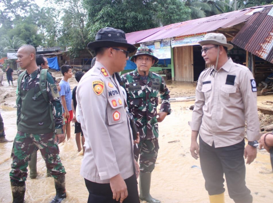 Bencana alam sering kali membawa dampak yang signifikan bagi masyarakat, baik dari segi sosial, ekonomi, maupun psikologis. Salah satu bencana yang baru-baru ini melanda wilayah Aceh Selatan adalah banjir bandang yang terjadi di Kecamatan Trumon. Dalam upaya untuk memastikan bahwa penanganan bencana ini berjalan dengan baik, Penjabat (Pj) Bupati Aceh Selatan memutuskan untuk menginap di lokasi bencana. Tindakan ini mencerminkan komitmen dan dedikasi pemerintah daerah dalam memberikan bantuan yang efektif kepada masyarakat yang terdampak. Artikel ini akan membahas mengenai langkah-langkah penanganan pasca-banjir, keterlibatan pemerintah, tantangan yang dihadapi, dan harapan untuk masa depan Trumon setelah bencana ini. 1. Langkah-Langkah Penanganan Pasca-Banjir Setelah terjadinya bencana banjir bandang, langkah-langkah penanganan yang cepat dan terencana sangat diperlukan. Pj Bupati Aceh Selatan, sebagai pemimpin daerah, mengambil inisiatif untuk mengawasi langsung proses penanganan dan pemulihan di Kecamatan Trumon. Salah satu langkah awal yang diambil adalah melakukan evaluasi terhadap kerusakan yang dialami oleh infrastruktur dan pemukiman masyarakat. Tim gabungan yang terdiri dari instansi terkait seperti Badan Penanggulangan Bencana Daerah (BPBD), Dinas Sosial, dan relawan lokal segera dikerahkan untuk melakukan assessment dan mendata kebutuhan mendasar masyarakat yang terdampak. Selanjutnya, bantuan darurat mulai disalurkan. Bantuan ini berupa makanan, air bersih, dan kebutuhan pokok lainnya yang sangat diperlukan oleh warga yang terjebak dalam situasi sulit. Pj Bupati juga berkoordinasi dengan lembaga-lembaga non-pemerintah untuk memberikan dukungan tambahan, seperti layanan kesehatan dan psikososial bagi masyarakat. Pengobatan gratis diadakan untuk memastikan kesehatan warga tetap terjaga, mengingat risiko penyakit pasca-banjir yang sering kali meningkat. Selain itu, penanganan infrastruktur juga menjadi perhatian utama. Jembatan dan jalan yang rusak segera diperbaiki agar akses menuju lokasi bencana bisa dipulihkan. Langkah ini sangat penting agar distribusi bantuan dapat dilakukan dengan lebih efektif dan cepat. Dengan melakukan perbaikan infrastruktur, diharapkan masyarakat dapat kembali beraktivitas dan menjalani kehidupan sehari-hari dengan lebih normal. Di samping itu, Pj Bupati juga menekankan pentingnya edukasi masyarakat tentang mitigasi bencana. Kesadaran akan resiko bencana harus ditingkatkan agar masyarakat lebih siap menghadapi situasi serupa di masa depan. Program-program sosialisasi mengenai langkah-langkah yang harus diambil saat menghadapi bencana menjadi bagian dari upaya pemulihan jangka panjang. 2. Keterlibatan Pemerintah dan Masyarakat Keterlibatan pemerintah dalam penanganan bencana sangat krusial, namun peran masyarakat juga tidak kalah penting. Dalam situasi banjir bandang di Trumon, Pj Bupati Aceh Selatan mengajak masyarakat untuk berpartisipasi aktif dalam proses penanganan dan pemulihan. Ini dilakukan dengan mengorganisir kelompok relawan yang terdiri dari warga setempat. Masyarakat yang terlatih dalam penanganan bencana diberikan pelatihan tambahan agar mereka lebih siap dalam menghadapi situasi darurat. Pada saat yang sama, pemerintah juga berusaha membangun komunikasi yang baik dengan masyarakat. Dengan mengadakan pertemuan dan diskusi, pemerintah dapat mendengar langsung aspirasi serta kebutuhan masyarakat. Hal ini tidak hanya membantu dalam mendistribusikan bantuan, tetapi juga menciptakan rasa kepemilikan di kalangan masyarakat terhadap proses pemulihan. Terdapat juga upaya untuk menggandeng pihak swasta dan organisasi non-pemerintah dalam penanganan pasca-banjir. Beberapa perusahaan lokal memberikan bantuan dalam bentuk dana dan barang, sementara organisasi non-pemerintah turut serta dalam program-program rehabilitasi dan rekonstruksi. Kerjasama yang sinergis antara pemerintah, masyarakat, dan sektor swasta menjadi salah satu kunci keberhasilan dalam penanganan bencana. Masyarakat juga dilibatkan dalam proses pemulihan infrastruktur. Selain memperbaiki jalan dan jembatan, program pemulihan dapat mencakup pembangunan kembali rumah-rumah yang rusak. Dengan melibatkan masyarakat, diharapkan hasil yang dicapai lebih sesuai dengan kebutuhan mereka dan mempercepat proses pemulihan. 3. Tantangan yang Dihadapi Meskipun telah dilakukan berbagai langkah penanganan, tantangan tetap menghadang. Salah satu tantangan terbesar adalah mengatasi trauma yang dialami masyarakat akibat bencana. Banyak warga yang kehilangan tempat tinggal, harta benda, dan bahkan orang-orang terkasih. Trauma ini memerlukan pendekatan yang sangat sensitif dan dukungan psikologis yang berkelanjutan. Pemerintah berusaha untuk mendirikan pos-pos psikososial yang dapat membantu masyarakat dalam mengatasi masalah ini. Di samping itu, tantangan logistik juga menjadi isu penting. Mendapatkan akses ke lokasi-lokasi yang terisolasi akibat kerusakan infrastruktur sering kali menjadi hambatan dalam proses pendistribusian bantuan. Hujan yang terus mengguyur menambah kesulitan dalam perbaikan jalan dan jembatan, sehingga diperlukan upaya ekstra dari seluruh pihak untuk mengatasi masalah ini. Sementara itu, masalah pendanaan juga menjadi tantangan yang tidak bisa diabaikan. Pengeluaran untuk bantuan darurat dan rehabilitasi memerlukan anggaran yang cukup besar. Pj Bupati dan jajarannya harus berupaya mencari sumber dana tambahan dari pemerintah pusat dan lembaga donor untuk memastikan semua kebutuhan dapat terpenuhi. Tantangan lain yang muncul adalah kemungkinan terjadinya bencana serupa di masa depan. Masyarakat diharapkan tidak hanya bergantung pada bantuan pemerintah, tetapi juga memiliki kesiapan individu dan komunitas dalam menghadapi bencana. Oleh karena itu, program-program edukasi dan latihan simulasi bencana harus terus dilanjutkan. 4. Harapan untuk Masa Depan Trumon Setelah bencana, harapan akan masa depan yang lebih baik menjadi penting untuk disemai di dalam hati masyarakat. Pj Bupati Aceh Selatan menyatakan bahwa pemulihan Trumon bukan hanya sekedar mengembalikan kondisi seperti semula, tetapi juga meningkatkan ketahanan masyarakat terhadap bencana di masa mendatang. Pembangunan berkelanjutan yang ramah lingkungan, serta penataan ruang yang lebih baik menjadi fokus dalam proses rekonstruksi. Program pembangunan yang melibatkan masyarakat akan diterapkan, di mana warga diberdayakan untuk berkontribusi dalam pembangunan infrastruktur dan fasilitas umum. Hal ini diharapkan tidak hanya memperbaiki kondisi fisik, tetapi juga membangun rasa kebersamaan dan solidaritas di antara masyarakat. Melalui semangat gotong royong, masyarakat Trumon diharapkan bisa bangkit dan lebih tangguh menghadapi tantangan di masa depan. Upaya pemulihan ini juga mencakup penguatan kapasitas pemerintah daerah dalam manajemen bencana. Pelatihan dan pendidikan bagi aparat pemerintah diharapkan dapat meningkatkan responsivitas dan ketangkasan dalam menangani bencana. Dengan begitu, ketika situasi darurat kembali terjadi, penanganan dapat dilakukan dengan lebih cepat dan efektif. Harapan terakhir adalah agar kehadiran pemerintah, baik di tingkat lokal maupun pusat, dapat memberikan dukungan yang berkelanjutan. Pendampingan pasca-banjir harus berlangsung hingga masyarakat benar-benar pulih dari trauma dan kembali mandiri. Dengan harapan dan usaha bersama, Trumon dapat bangkit dan meneruskan perjalanan menuju masyarakat yang lebih sejahtera dan resilien.